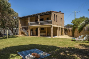 Ocean Close - Spacious Beach House, Guilderton